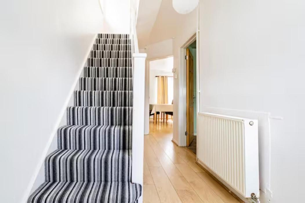 Luton Airport Guest House In Quiet And A Very Pleasant Area, Near London Luton Airport With Free Parking, Wifi, Smart Tv Exterior foto