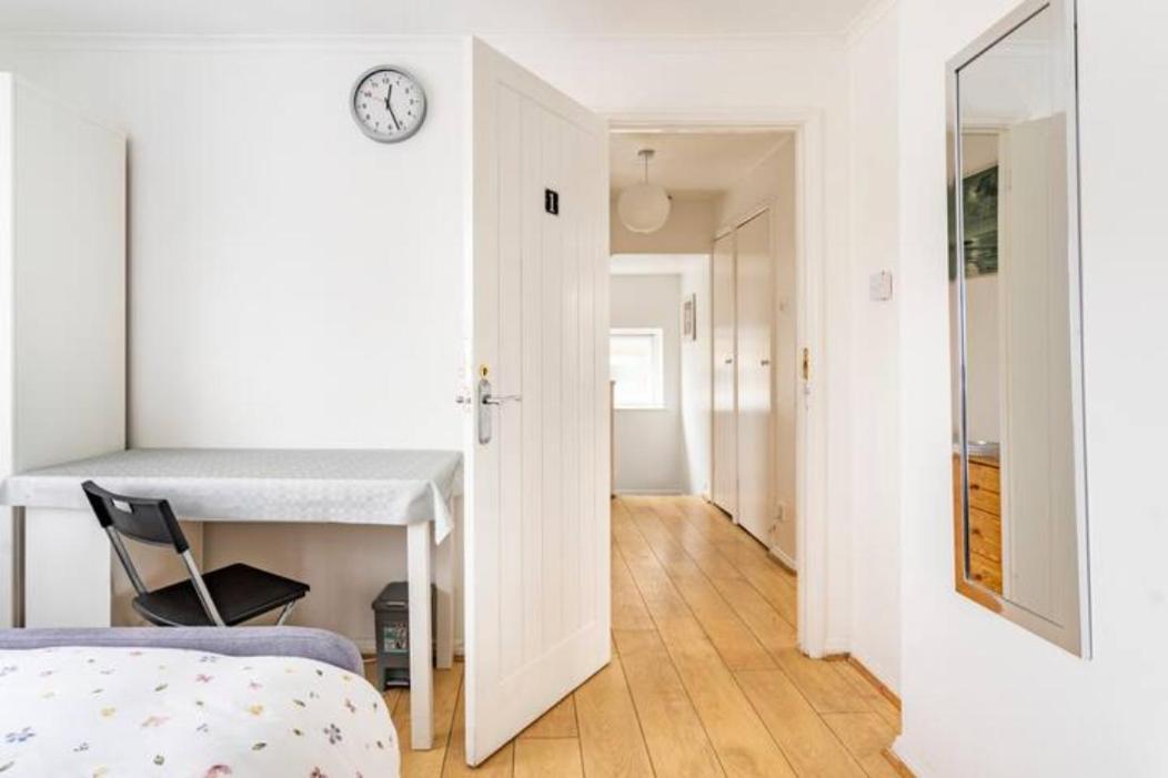 Luton Airport Guest House In Quiet And A Very Pleasant Area, Near London Luton Airport With Free Parking, Wifi, Smart Tv Exterior foto