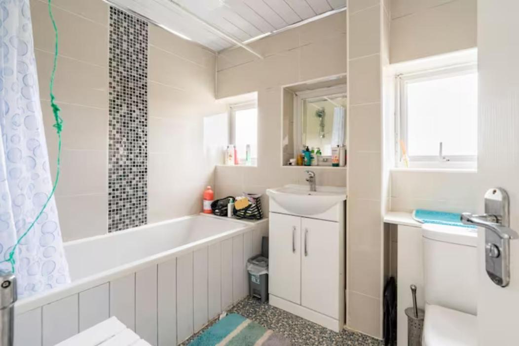 Luton Airport Guest House In Quiet And A Very Pleasant Area, Near London Luton Airport With Free Parking, Wifi, Smart Tv Exterior foto