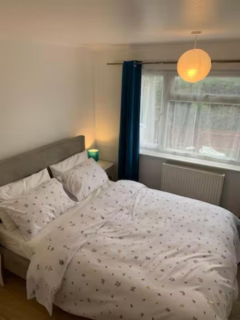 Luton Airport Guest House In Quiet And A Very Pleasant Area, Near London Luton Airport With Free Parking, Wifi, Smart Tv Exterior foto