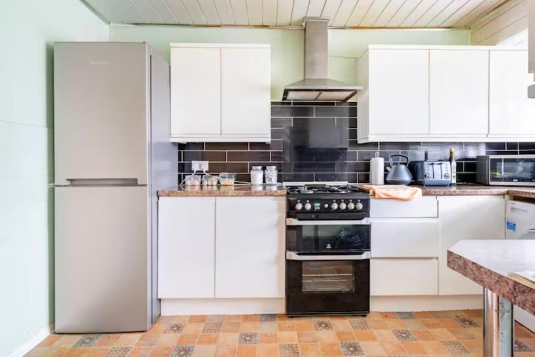 Luton Airport Guest House In Quiet And A Very Pleasant Area, Near London Luton Airport With Free Parking, Wifi, Smart Tv Exterior foto