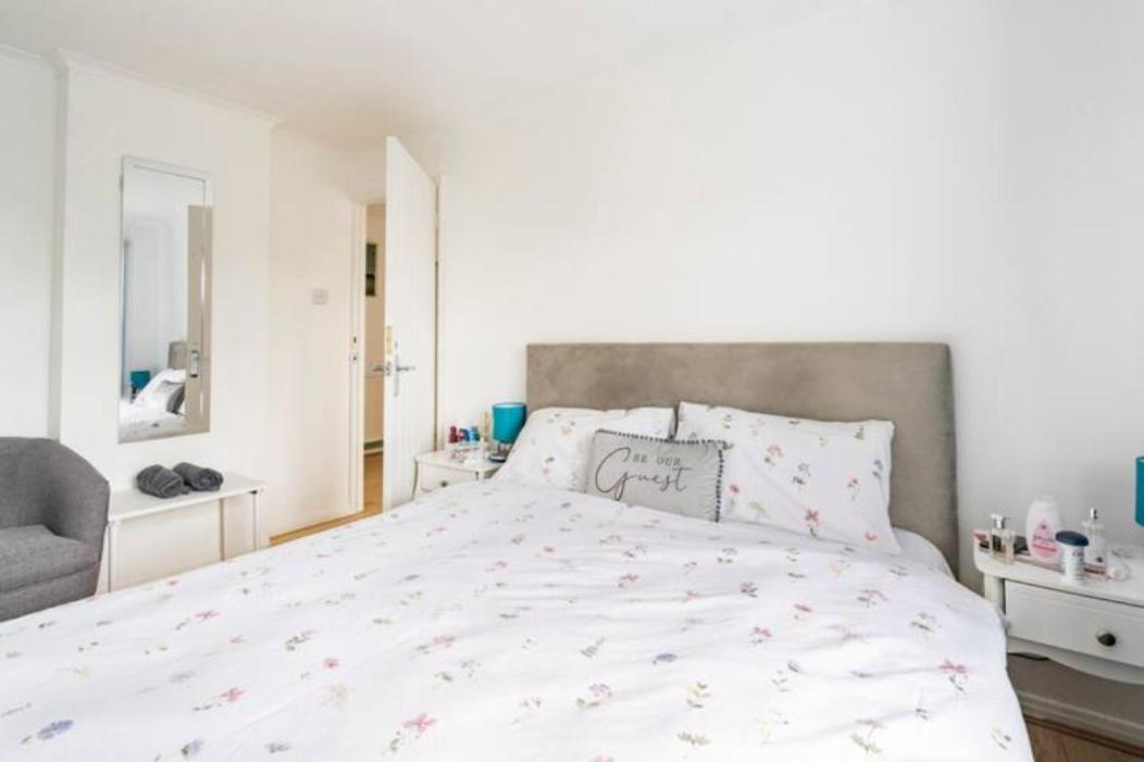 Luton Airport Guest House In Quiet And A Very Pleasant Area, Near London Luton Airport With Free Parking, Wifi, Smart Tv Exterior foto