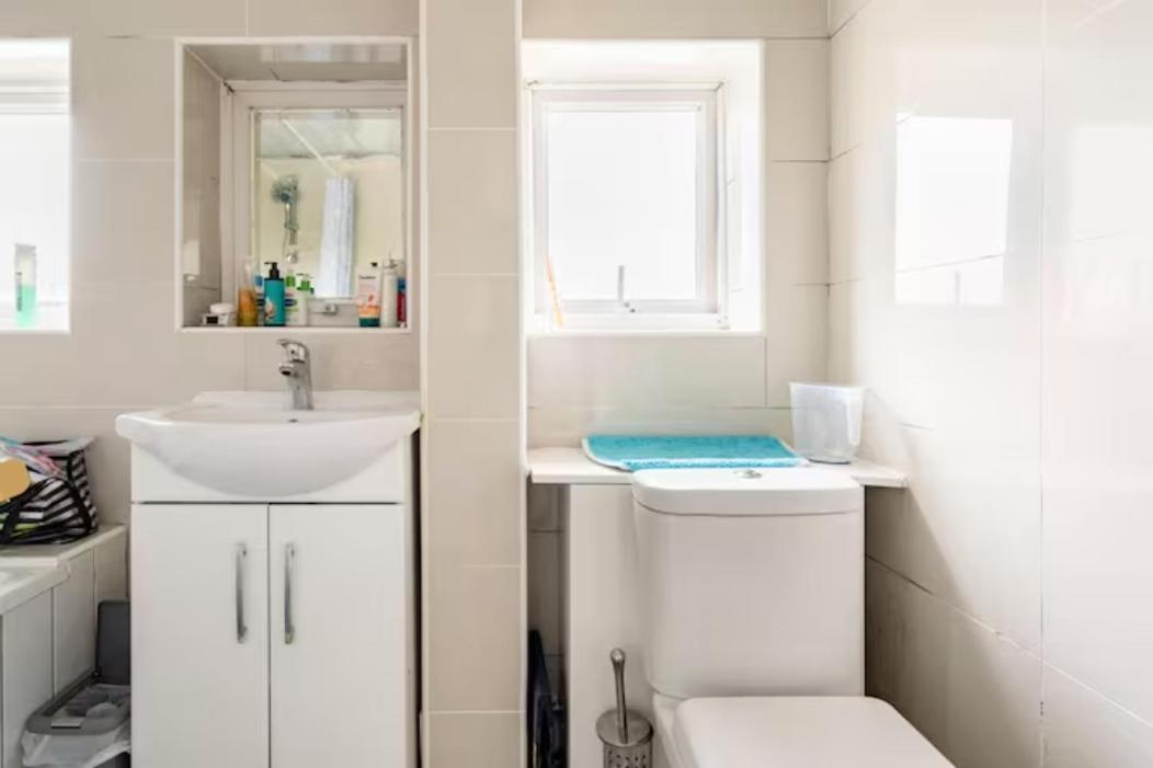Luton Airport Guest House In Quiet And A Very Pleasant Area, Near London Luton Airport With Free Parking, Wifi, Smart Tv Exterior foto