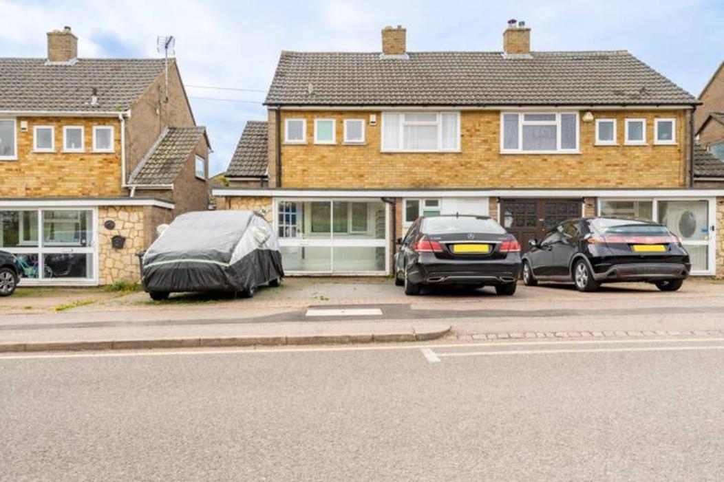 Luton Airport Guest House In Quiet And A Very Pleasant Area, Near London Luton Airport With Free Parking, Wifi, Smart Tv Exterior foto