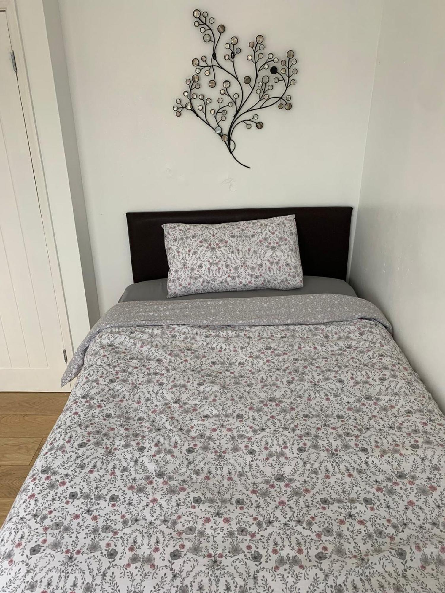 Luton Airport Guest House In Quiet And A Very Pleasant Area, Near London Luton Airport With Free Parking, Wifi, Smart Tv Exterior foto