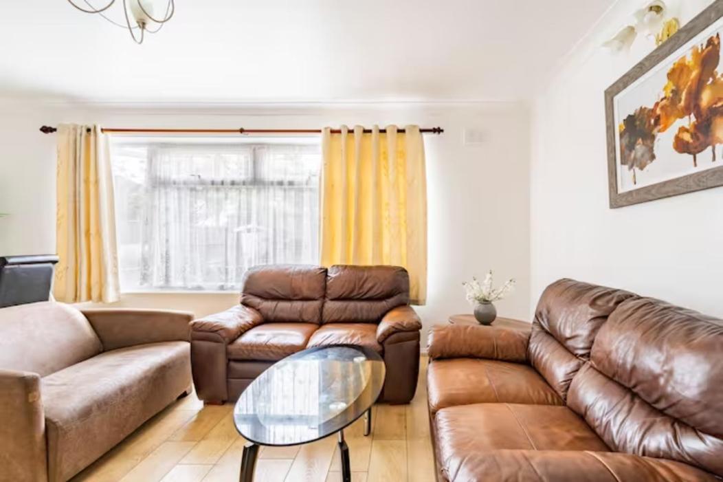 Luton Airport Guest House In Quiet And A Very Pleasant Area, Near London Luton Airport With Free Parking, Wifi, Smart Tv Exterior foto