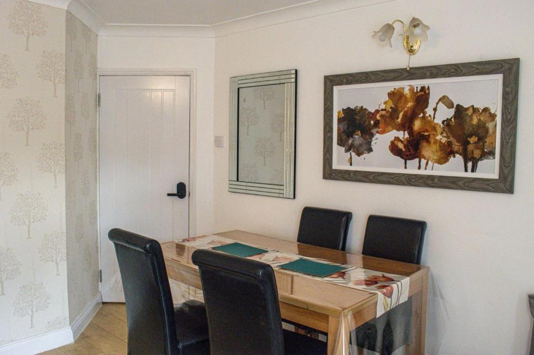 Luton Airport Guest House In Quiet And A Very Pleasant Area, Near London Luton Airport With Free Parking, Wifi, Smart Tv Exterior foto