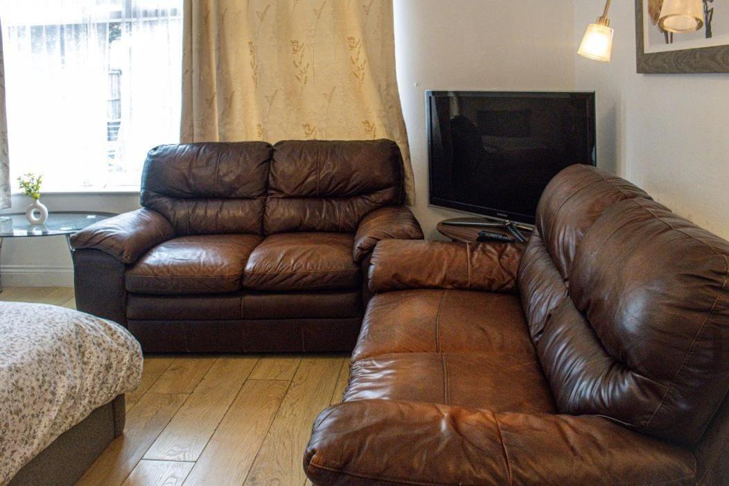 Luton Airport Guest House In Quiet And A Very Pleasant Area, Near London Luton Airport With Free Parking, Wifi, Smart Tv Exterior foto