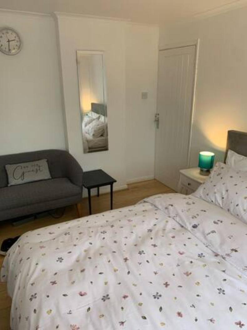 Luton Airport Guest House In Quiet And A Very Pleasant Area, Near London Luton Airport With Free Parking, Wifi, Smart Tv Exterior foto