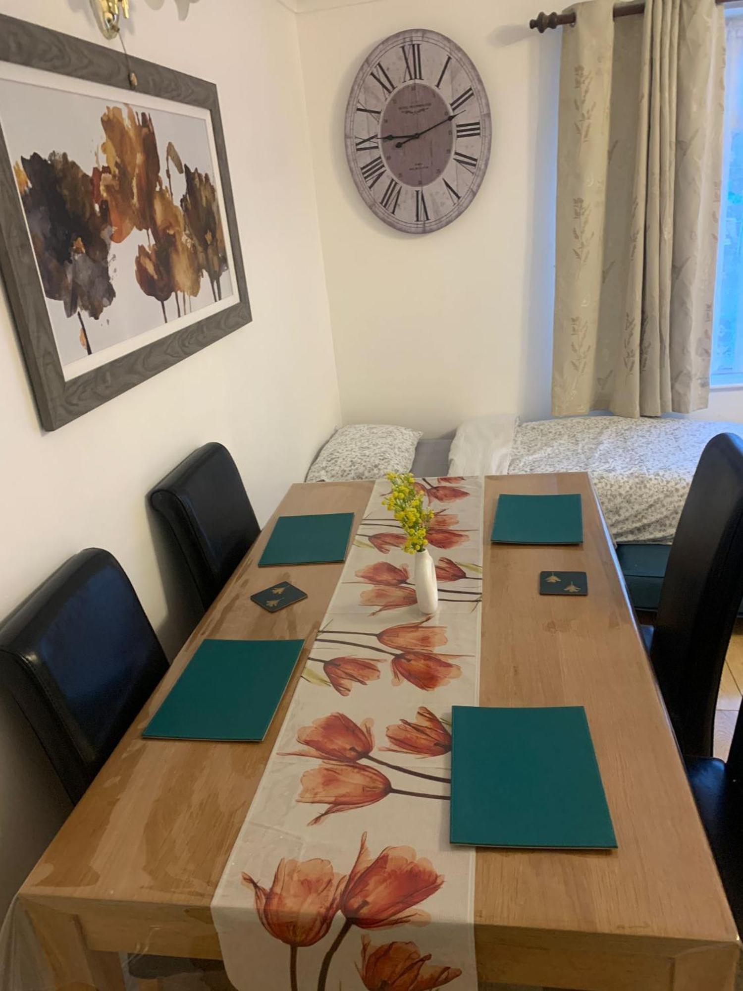 Luton Airport Guest House In Quiet And A Very Pleasant Area, Near London Luton Airport With Free Parking, Wifi, Smart Tv Exterior foto
